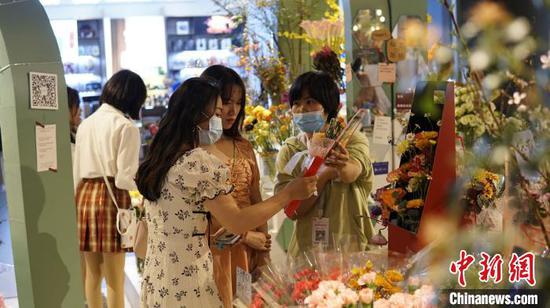 女性市民在花店內為自己購買鮮花。　莫德令 攝