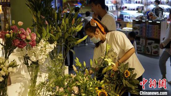 女性市民在花店內為自己購買鮮花。　莫德令 攝